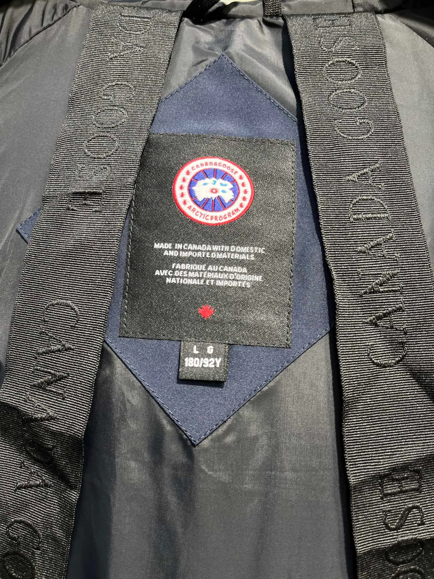 P780 high-end version (new version of Big Goose 01) Canada Goose Canada Goose #Chilliwack 7999M bomber jacket short down jacket/01 model #Men and Women Same Style# ➖ Genuine synchronous anti-counterfeiting chip sensor! ➖ Imported 21S polyester-cotton blended original fabric [last year’s 16S/18S hard fabrics have been completely eliminated, this year all use 21S genuine synchronous fabrics, the soft mid-strap feels delicate and textured], genuine synchronous Feather-Light 10D waterproof coating fabric, made of 84.5 polyester fiber and 15.5 cotton, 100% the best feel in the entire network! ➖ The genuine official website is synchronized with the national standard 80 white duck down, you can check the official website customer service, there will never be a series of misleading claims such as 90 down or goose down! ➖ Using the best nylon lining with double double-layer sealing design, velvet-proof No. 7 needle + grid-filled down ready-made garments, there is 100% no so-called velvet running! ➖ The cuffs are designed with thickened seamless threads, and the collar and pockets are lined with top-quality polar fleece to keep you warm and comfortable! ➖ Yoshida YKK provides original custom-made electroplated sliders. YKK two-way lockable zippers are tight and smooth and will not peel off paint! ➖ 3M composite guarantees that the Velcro is the same as the original, durable, and all accessories and hardware are custom-made! ➖ Imported BEHRINGER embroidery machine to customize the 10,000-needle embroidery logo, 98% of which can be reproduced to restore the original logo. You can check and compare on the official website! ➖ The fur collars are all made of large pieces of Western Canadian blue wolf hide, ensuring that each fur collar is 13-15cm wide!   Size:XS-XXL
